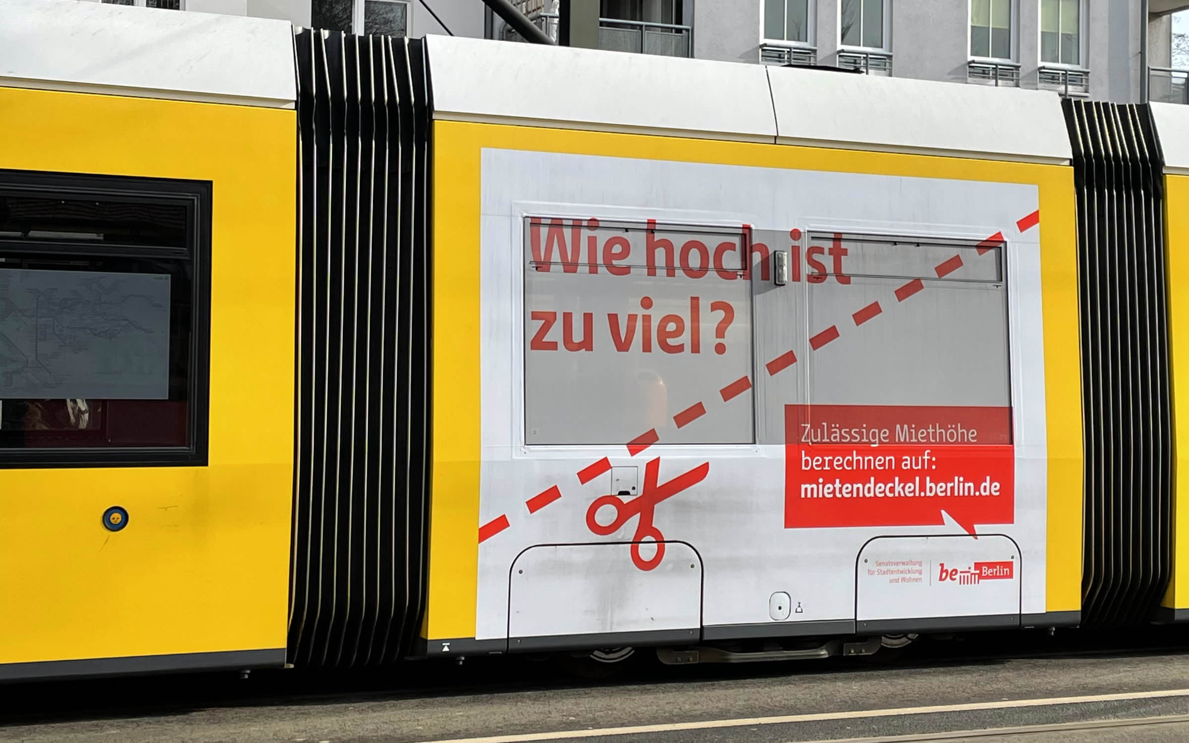 Die Schriftarten Change Letter (bisher noch nicht als Retail-Font veröffentlicht) und Change im Einsatz als Hausschrift für Berlin – Werbung auf Straßenbahn