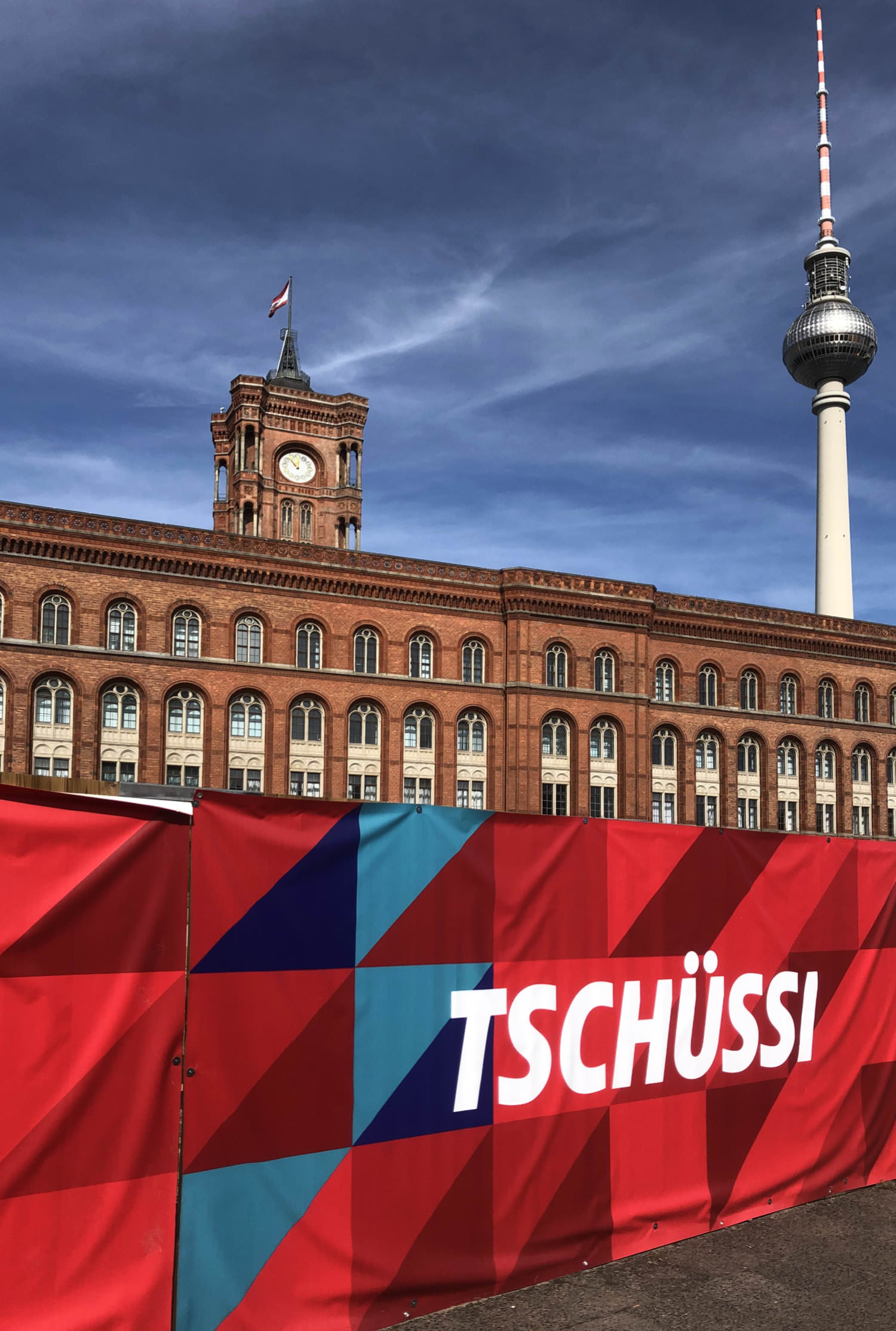 Die Schriftart Change im Einsatz als Hausschrift für Berlin – Bauzaun am Roten Rathaus