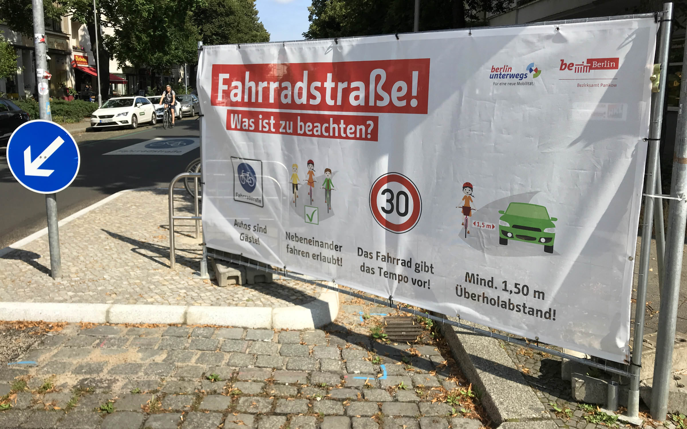 Die Schriftart Change im Einsatz als Hausschrift für Berlin – Fahrradstraße in Pankow