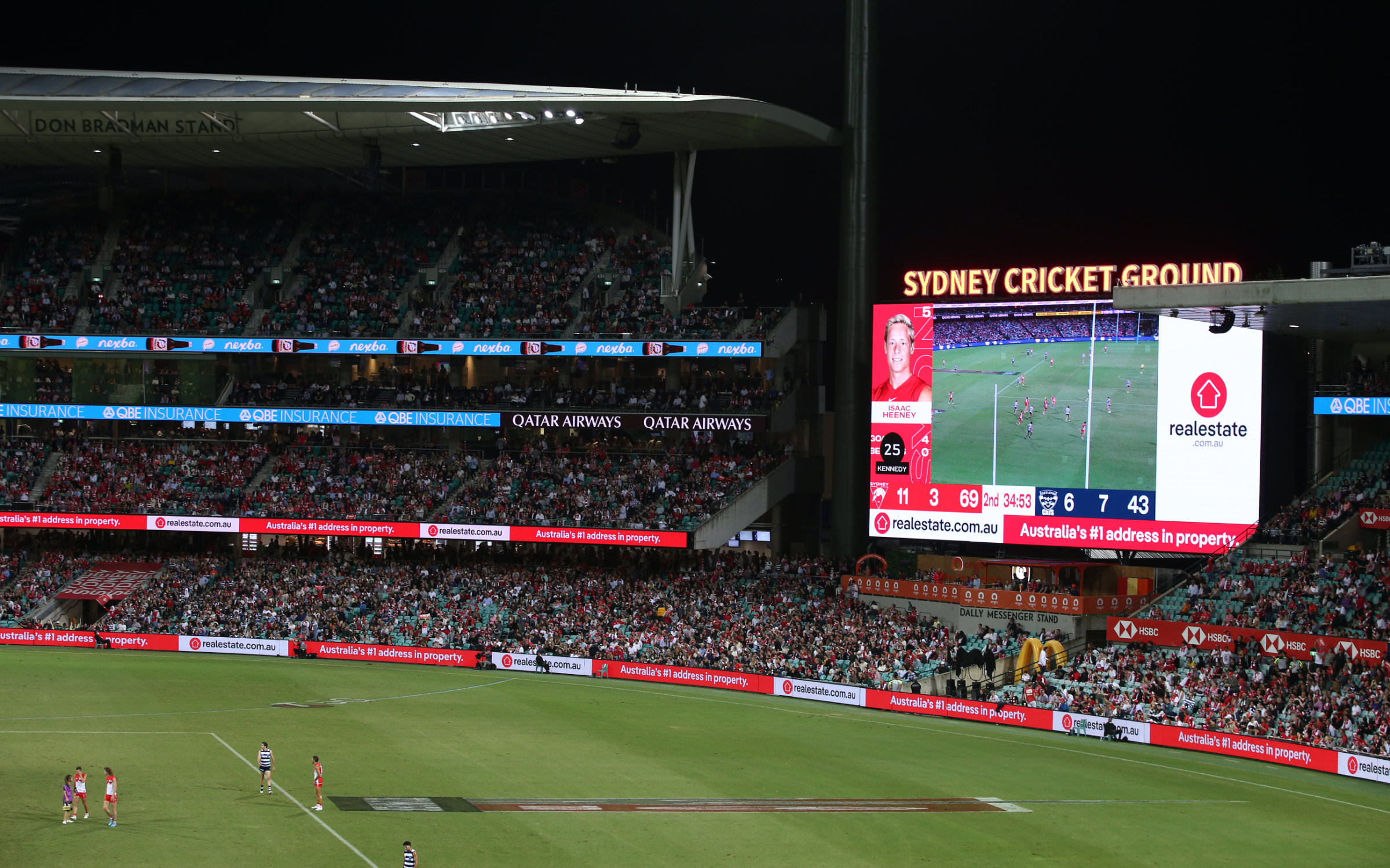 Australiens größte Immobilienplattform realestate.com.au wirbt mit der Pangea im Sydney Cricket Ground (Australian Football: Sydney Swans gegen Geelong Cats)
