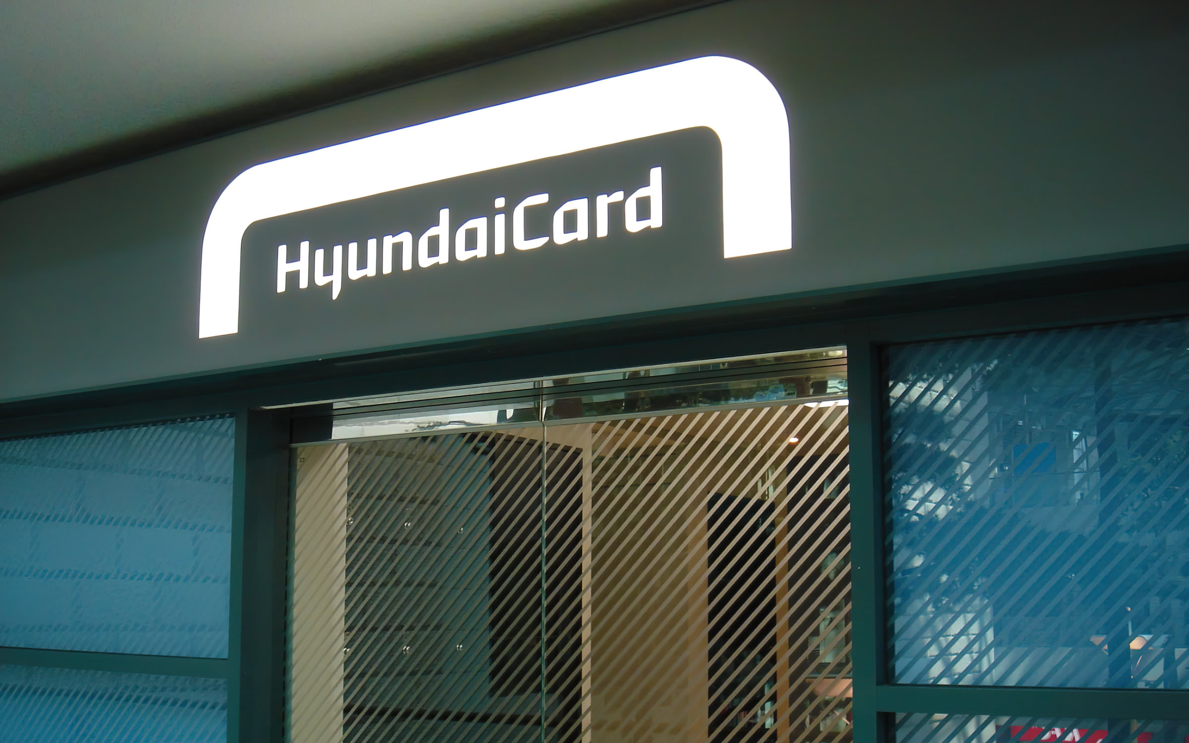 Eingang zum Hyundai-Card-Bürogebäude in Seoul
