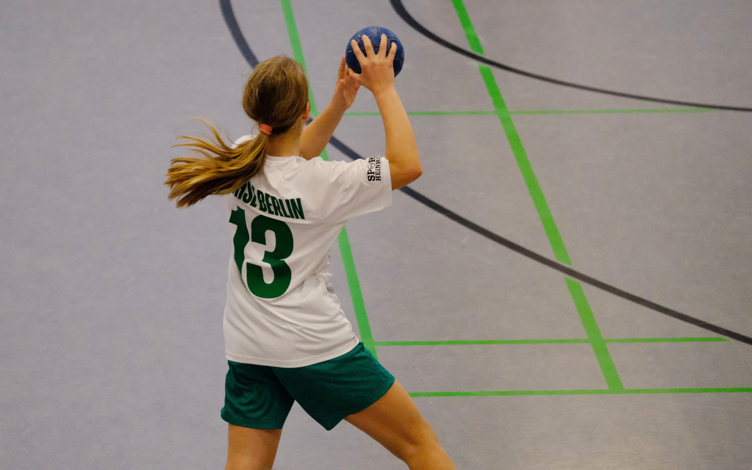 Seit ein paar Monaten ist Fontwerk Trikotsponsor der C-Jugend-Mädchenmannschaft des lokalen Handballvereins Füchse Berlin Reinickendorf II.