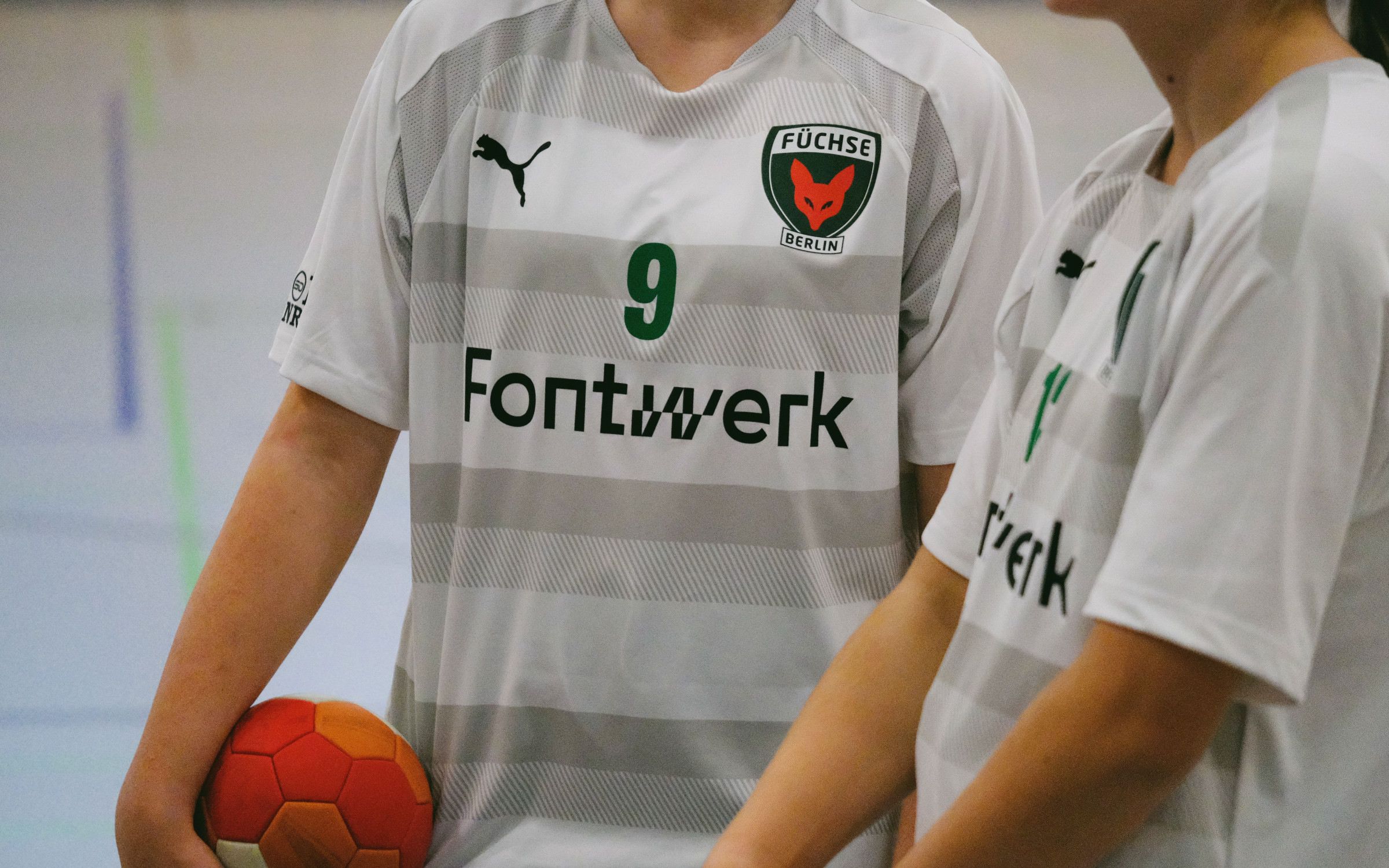 Seit ein paar Monaten ist Fontwerk Trikotsponsor der C-Jugend-Mädchenmannschaft des lokalen Handballvereins Füchse Berlin Reinickendorf II.