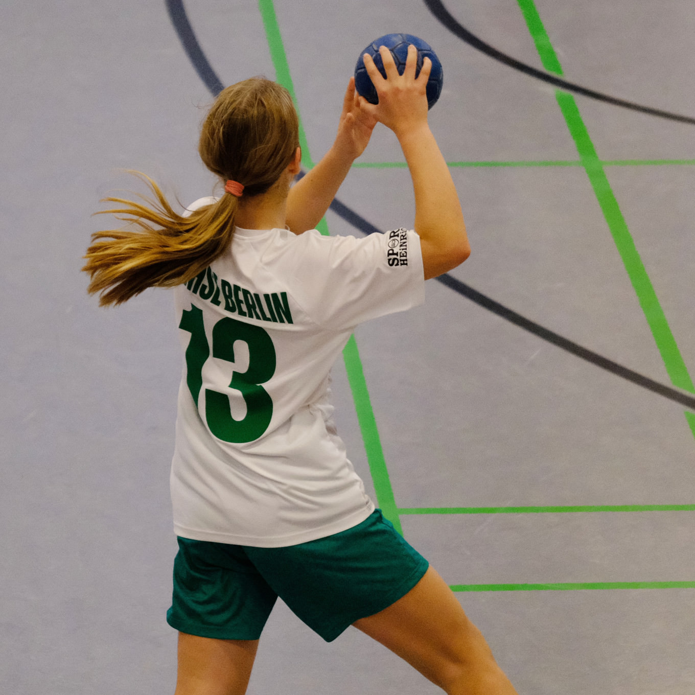 Seit ein paar Monaten ist Fontwerk Trikotsponsor der C-Jugend-Mädchenmannschaft des lokalen Handballvereins Füchse Berlin Reinickendorf II.