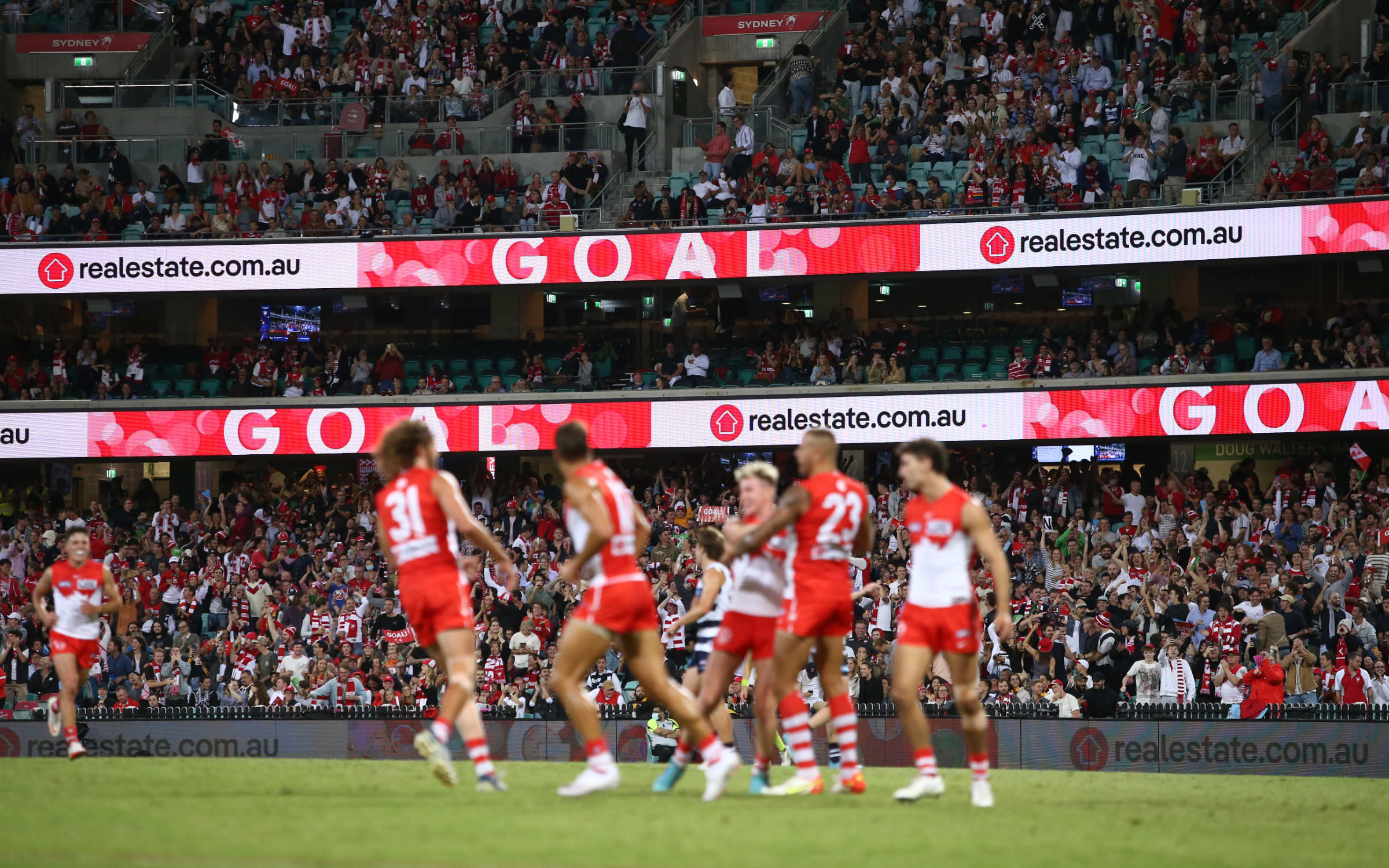 Australiens größte Immobilienplattform realestate.com.au wirbt mit der Pangea im Sydney Cricket Ground (Australian Football: Sydney Swans gegen Geelong Cats)