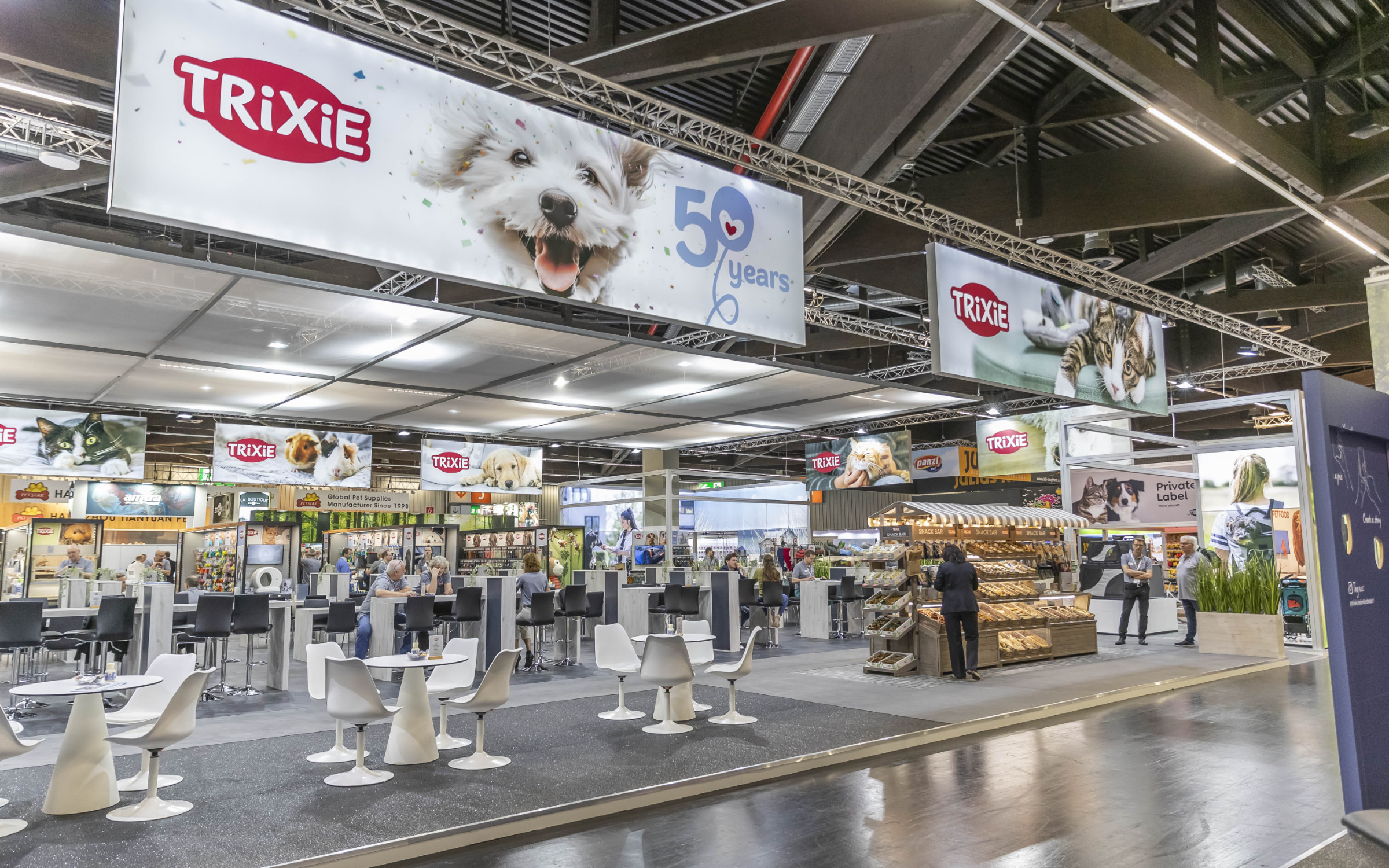 Case-Study: Modernisierung des Trixie-Logos – Trixie führte das neue Erscheinungsbild auf der Weltleitmesse der Heimtierbranche ein, der Interzoo in Nürnberg.